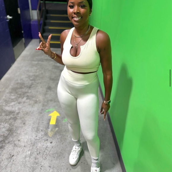 Two piece off white spandex gym set - Picture 2 of 3